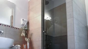 Bagno con box doccia