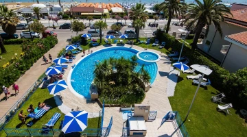 Giardino con piscina