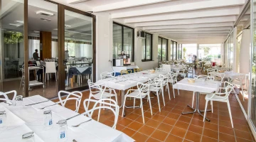 Veranda con tavoli apparecchiati