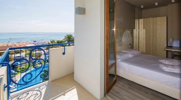 Camera con balcone vista mare