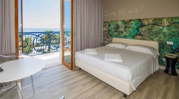 Stanza con letto matrimoniale e balcone vista mare