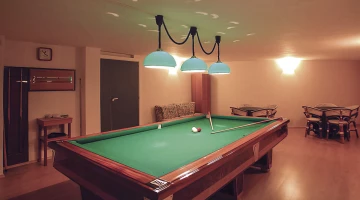 Tavolo da biliardo in sala giochi interna