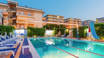 Piscine avec toboggan et chaises longues
