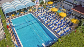 Vue aérienne de la piscine avec espace solarium