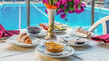 Petit déjeuner au bord de la piscine