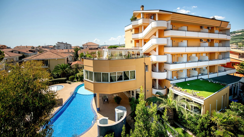 Struttura con piscina