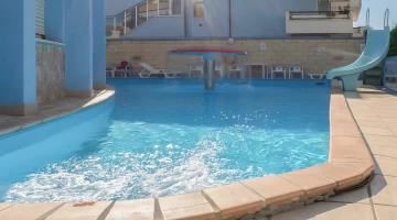 Piscina con scivolo