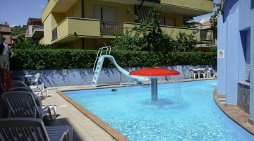 Piscina con cascata d'acqua