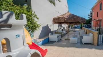 Zona relax estena con divanetti