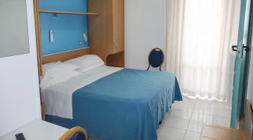 Camera con letto matrimoniale e balcone