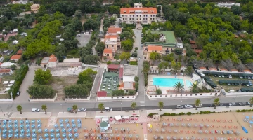 Hotel a few meters from the beach