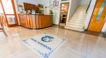 Hall con banco reception