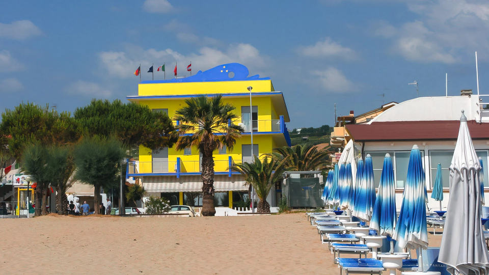 Hotel in posizione fronte mare