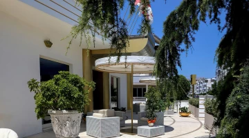 Furnished outdoor area