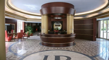 Hall con banco reception