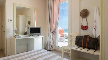 Smart-TV und Balkon im Zimmer