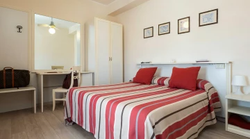 Doppelzimmer mit Kleiderschrank und Schreibtisch
