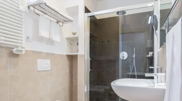 Privates Badezimmer mit Duschkabine