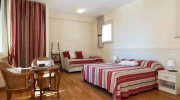 Dreibettzimmer mit Sitzecke