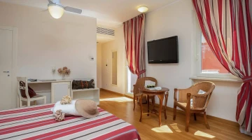 Zimmer mit Smart-TV und Minibar