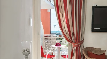 Möblierter Balkon mit Meerblick