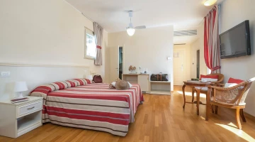 Zimmer mit Doppelbett und Parkett