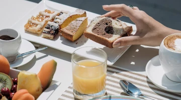 Frühstück am Tisch