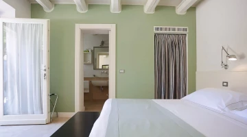 Zimmer mit Zugang zum Garten