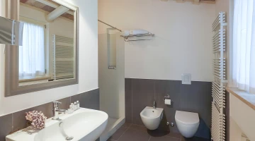 Badezimmer mit Duschkabine