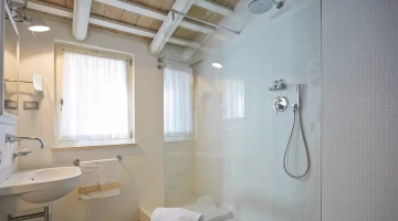 Große Duschkabine im Badezimmer