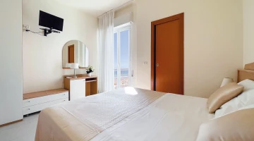 Camera con balcone e smart TV