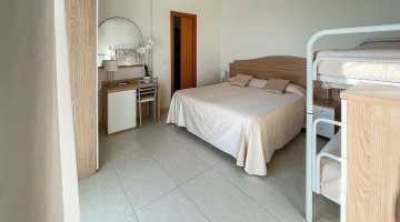 Camera con letto matrimoniale e castello