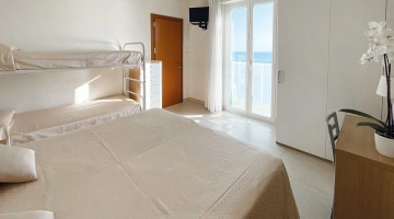 Camera quadrupla con balcone