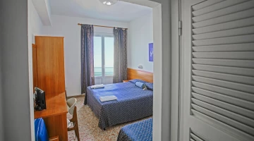 Triple room with balcony and sea view