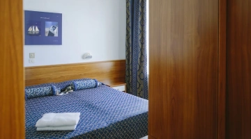 Room with double bed