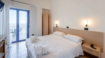 Camera con letto matrimoniale
