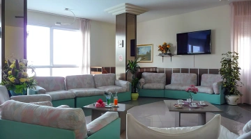 Gemeinschaftsraum mit Fernseher und Sofas