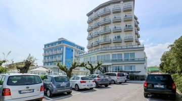 Nicht überdachter Parkplatz vor Ort