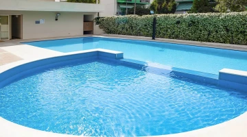 Piscina con zona ad acqua bassa