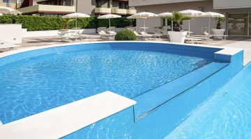 Piscina esterna con zona solarium