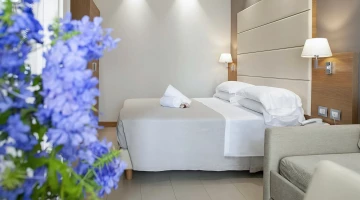 Letto matrimoniale in stanza