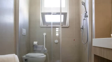 Bagno privato con box doccia e finestra
