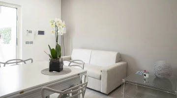 Divano e balcone in appartamento