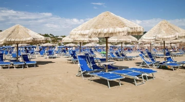 Lettini ed ombrelloni in spiaggia