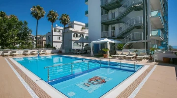 Piscina esterna con area idromassaggio