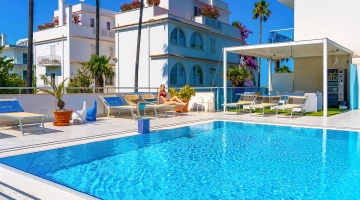 Piscina con zona solarium
