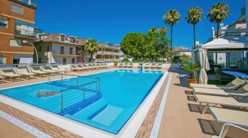 Schwimmbad mit Solarium