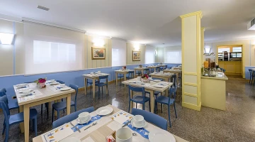 Tavoli apparecchiati in sala colazioni