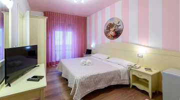Camere con TV e balcone