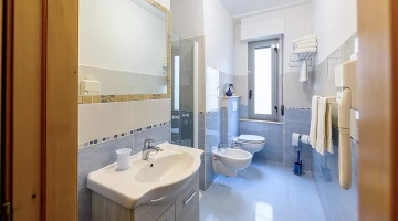 Bagno con arredi moderni